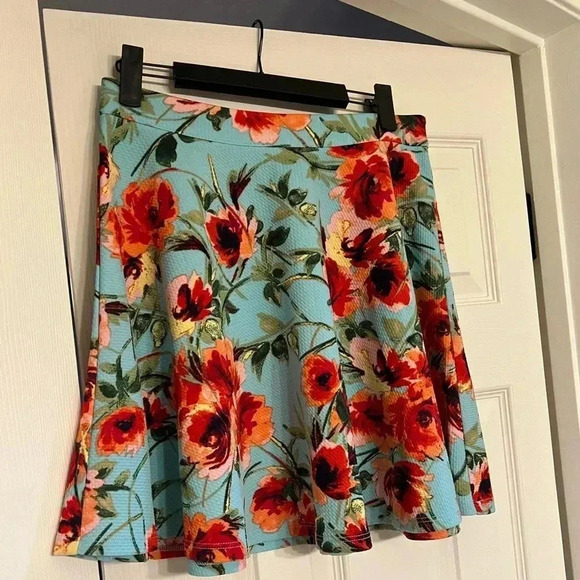 Flower skirt, size 7 - Picture 2 of 4